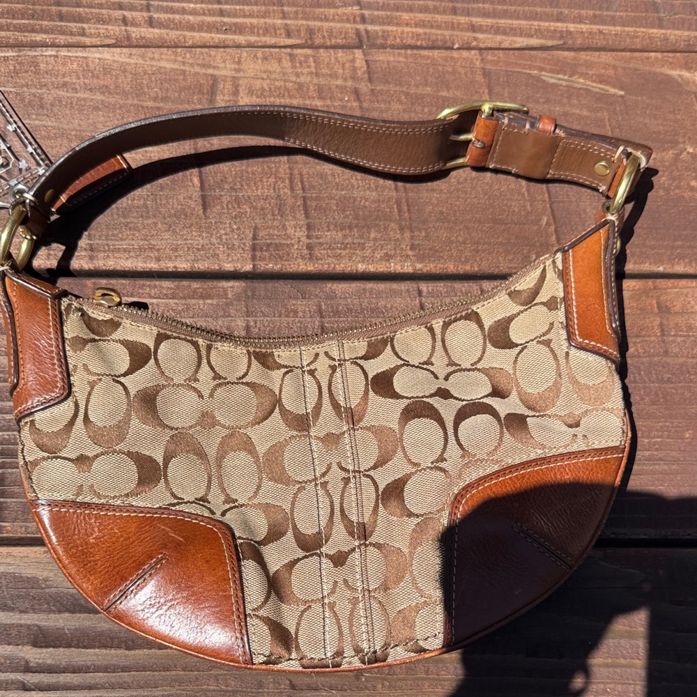 Authentic coach bag, however, zipper is broken